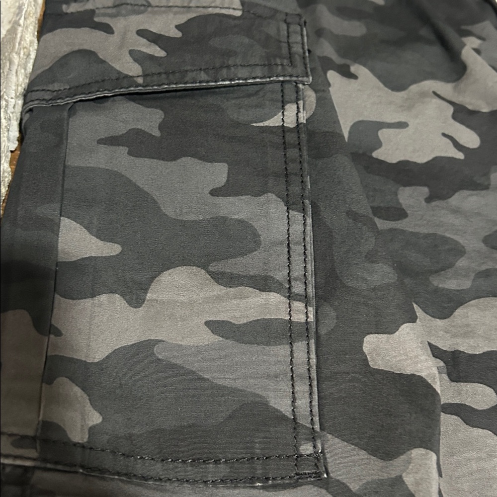 Men’s George Black and Gray Camo Cargo Above-The-Knee Shorts NWT size XL (40/42) - Picture 6 of 7
